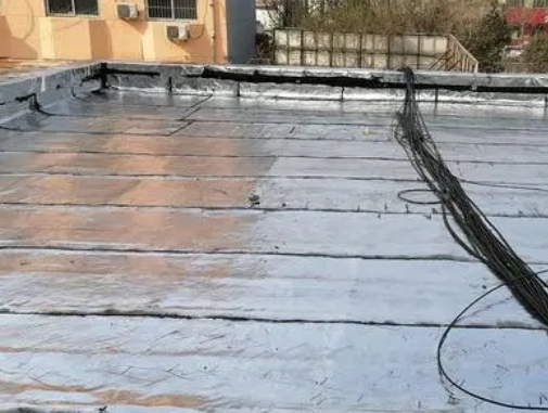 云南卫生间漏水维修公司分享下云南屋面楼顶防水刚性防水层施工要点。
